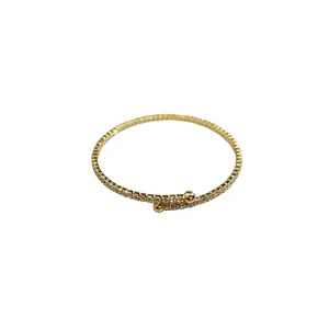 Bracelet jonc ouvert doré élégant serti de zircons cubiques avec détails sphériques.