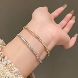 Vue détaillée de bracelets tennis en zircon or et argent portés sur un poignet féminin.