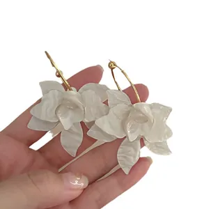 Eleganti orecchini a cerchio artigianali con fiori in resina bianca e oro da donna