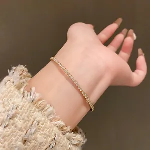 Élégant bracelet de tennis en zircon pour femme porté au poignet avec finition dorée