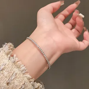 Élégant bracelet tennis en argent et zircons pour femme aux pierres étincelantes