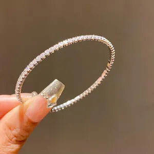 Gros plan d'un bracelet jonc fin serti de zircons cubiques clairs brillants