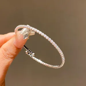 Gros plan détaillé d'un bracelet jonc ouvert minimaliste serti de zircons cubiques