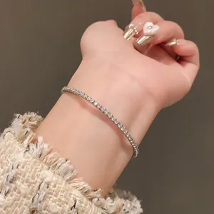 Bracelet en argent minimaliste avec détails en zircon scintillant porté au poignet
