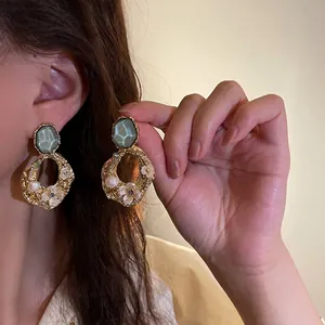 Orecchini geometrici vintage in oro con perle, pietre verdi e dettagli floreali