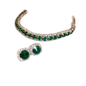 Parure de bijoux rétro style cour française avec de superbes pierres vertes et strass