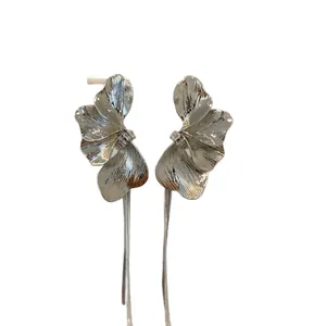 Orecchini a petalo d'argento con lunghe nappe a catena, gioielli moda vintage da donna.