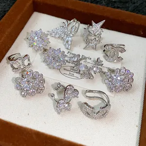 Collezione dettagliata di vari ear cuff in argento con zirconi in una scatola regalo