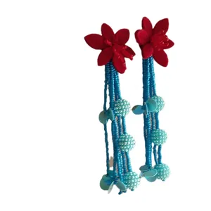 Orecchini pendenti a fiore rosso con lunghe nappe di perline blu stile vacanza boho