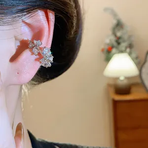 Primo piano dell'orecchino a clip a forma di farfalla con zirconi lucenti per un look elegante