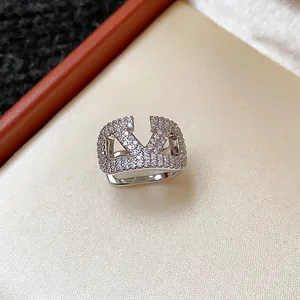 Elegante ear cuff argentato senza piercing con pavé di zirconi e un classico design a forma di V