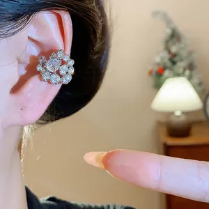 Vista dettagliata di un ear cuff con zirconi brillanti indossato sulla cartilagine