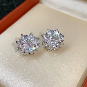 Orecchini a lobo a fiore in argento con zirconi cubici brillanti in confezione