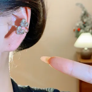Vista macro dettagliata di ear cuff cuore in zircone argento con cristalli per orecchie senza buchi