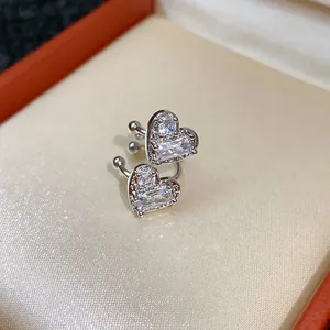 Dettaglio macro di un orecchino a clip con zircone a cuore in una scatola di lusso