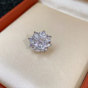 Vista macro dettagliata di un ear cuff floreale di lusso con pietre di zirconia cubica