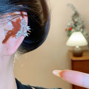 Dettaglio ravvicinato di un ear cuff a farfalla argento con zirconi cubici
