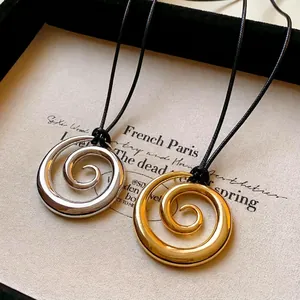 Collana con Pendente a Cerchio a Spirale in Metallo Lega Western per Donna Raffinata Catena da Maglione Minimalista Gioielli