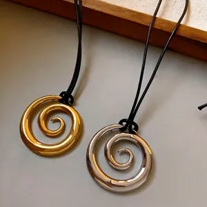 Eleganti collane con ciondolo a spirale in metallo oro e argento con cordini neri