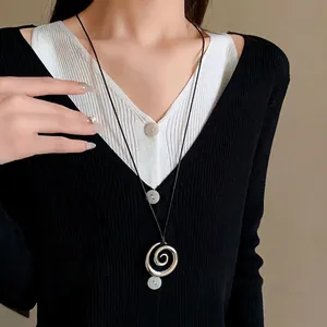 Elegante collana con pendente a spirale in argento su cordino nero per maglioni chic