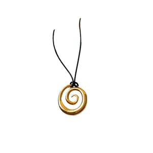 Elegante collana con ciondolo a spirale dorata e un cordino nero regolabile stile minimal