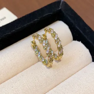 Elegante 14k vergoldete Creolen mit funkelnden mehrfarbigen Zirkonia-Steinen besetzt.