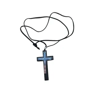 Collana croce vintage con cordoncino in pelle nera, design minimalista
