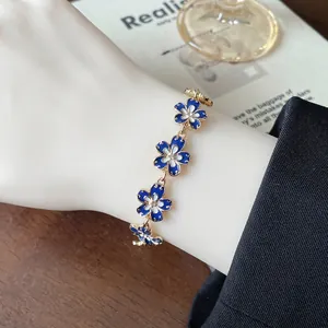 Elegante bracciale vintage a fiori smaltati blu Klein con strass lucidi per donna