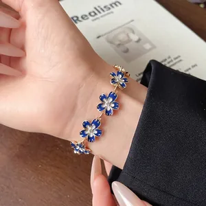Elegante bracciale vintage con fiori in smalto blu Klein e centro in cristallo sul polso