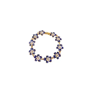Bracciale vintage fiori smaltati blu Klein con strass scintillanti e accenti dorati.