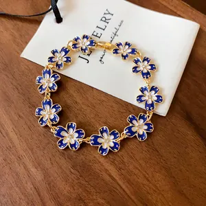 Elegante bracciale vintage con fiori in smalto blu e scintillanti dettagli in cristallo