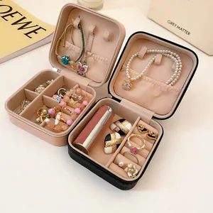 Vista detallada del joyero portátil de cuero con compartimentos llenos de joyas elegantes
