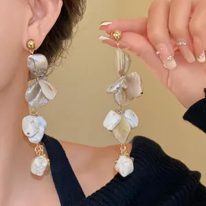 Orecchini Pendenti con Nappa in Conchiglia Geometrica Irregolare per Donna Stile Vacanza Bohémien con Perno in Argento Placcato Oro