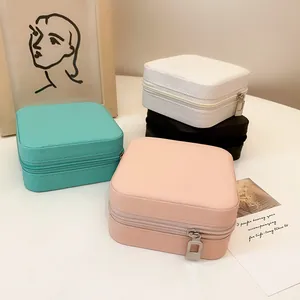 Primer plano de pequeñas cajas de cuero para joyas en varios colores pastel