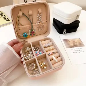 Detalle del joyero de cuero rosa que muestra el interior con ranuras para anillos