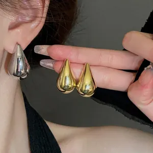 Pendientes de gota de agua de metal minimalistas con acabado brillante