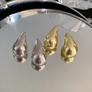 Pendientes de botón geométricos en forma de gota con acabados pulidos en oro y plata