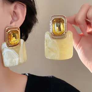 Übergroße Retro-Ohrstecker mit gelbem Edelstein und marmoriertem Harz-Design