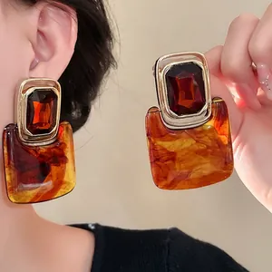 Vintage-Ohrringe aus Bernstein-Harz mit rechteckigem Edelstein im Retro-Stil