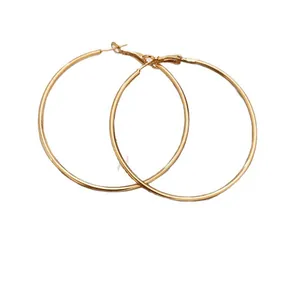 Grandi orecchini a cerchio geometrici dorati con design minimalista per donne alla moda