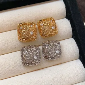 Elegante quadratische hohle Filigran-Ohrstecker mit funkelnden Zirkoniasteinen besetzt.