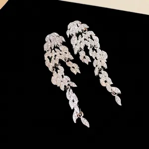 Eleganti orecchini pendenti a foglia in argento con brillanti cristalli di zircone.