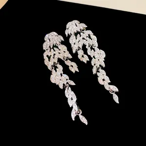 Eleganti orecchini a nappa con foglie argentate e brillanti cristalli di zirconia