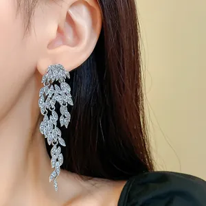 Eleganti orecchini a foglia d'argento con nappe di zirconi scintillanti per donne