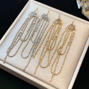 Eleganti orecchini lunghi a nappina con borchie in zircone, tonalità argento e oro