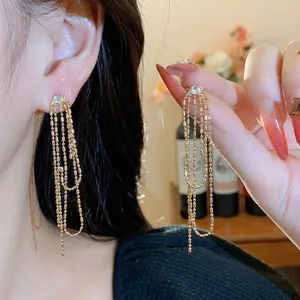 Eleganti orecchini a nappa con catena di perle lunghe in oro e zirconi tondi scintillanti