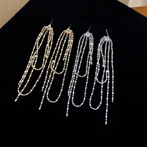 Eleganti orecchini in argento con zircone rotondo e lunghe nappe in oro e argento
