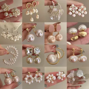 Collezione di orecchini di perle vintage francesi con eleganti design oro e perla