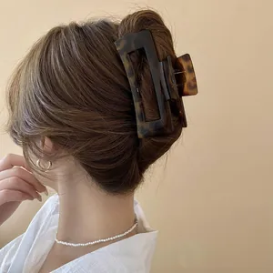 Grote haarklem met schildpadpatroon in minimalistisch rechthoekig design voor knot