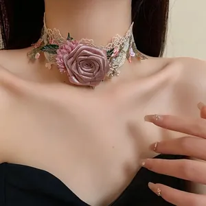 Choker en dentelle élégant avec une grande rose en tissu rose, perles et cristaux.